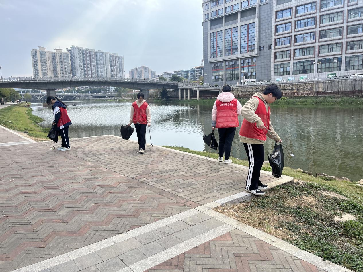 志愿者清運(yùn)河堤周邊垃圾.png