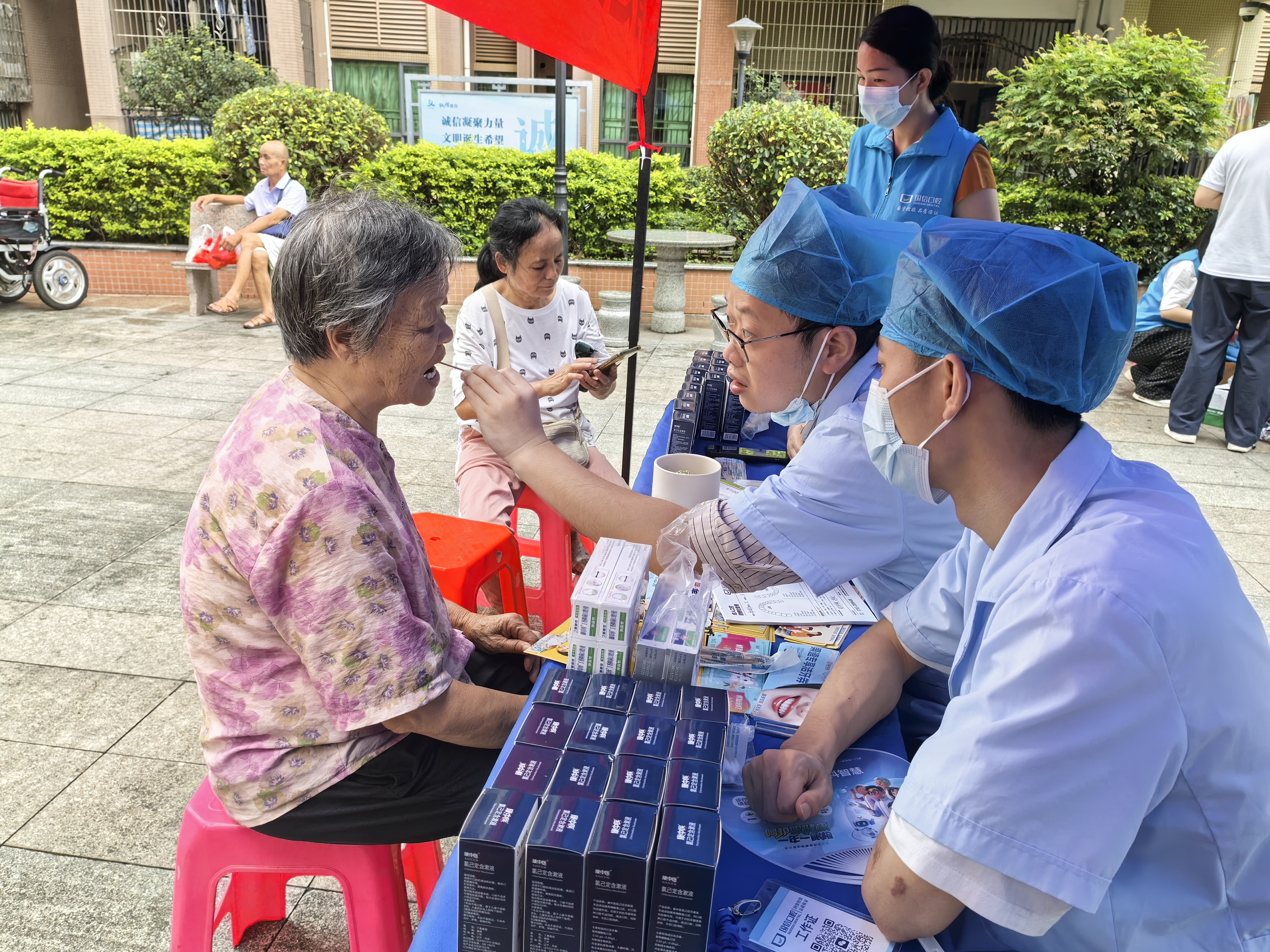 基龍社區(qū)開展便民服務(wù).jpg