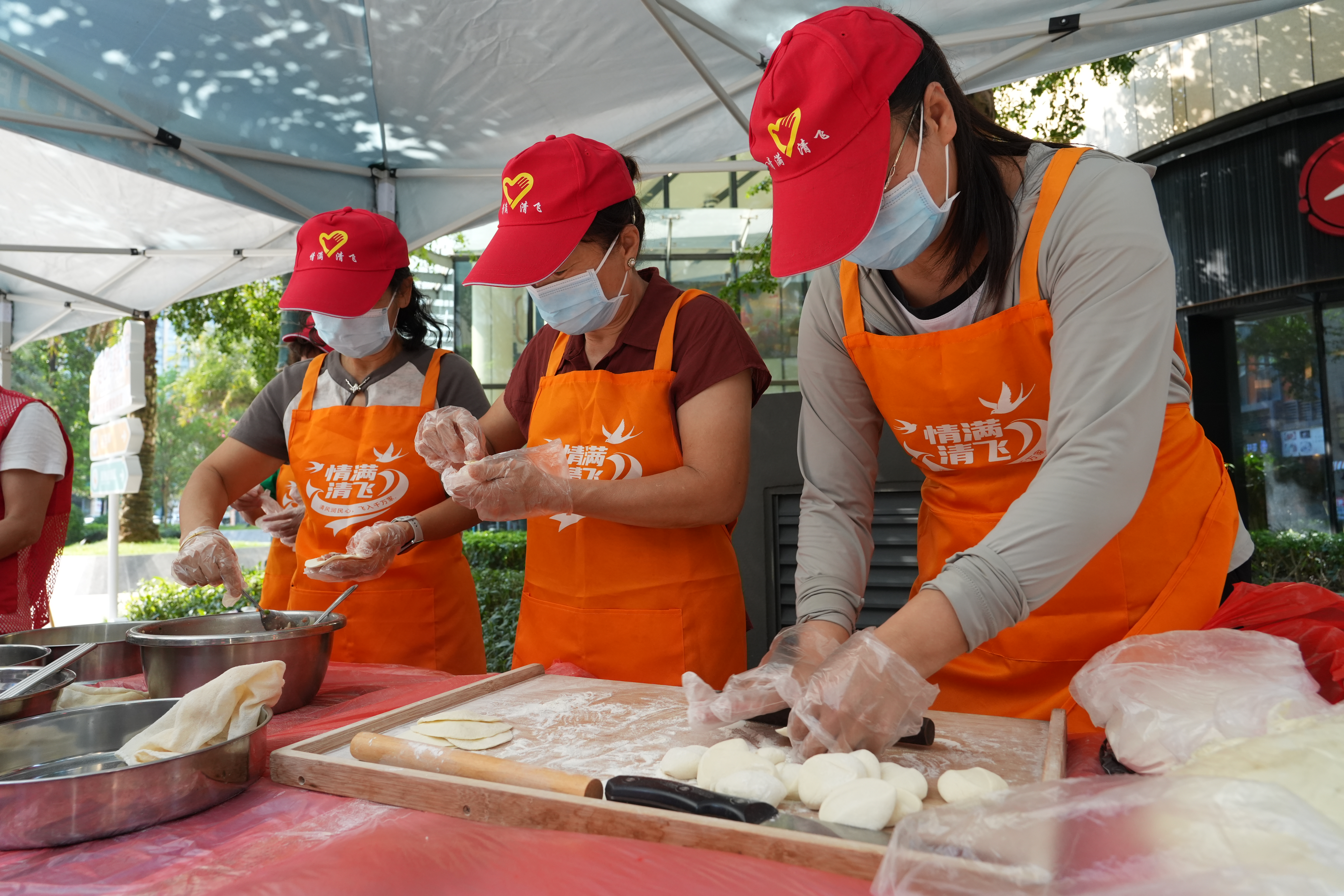 9月10日下午，東城街道清飛社區(qū)在清遠(yuǎn)保利廣場舉行“清涼‘新’風(fēng)，暖‘新’同行”送清涼活動。.jpg