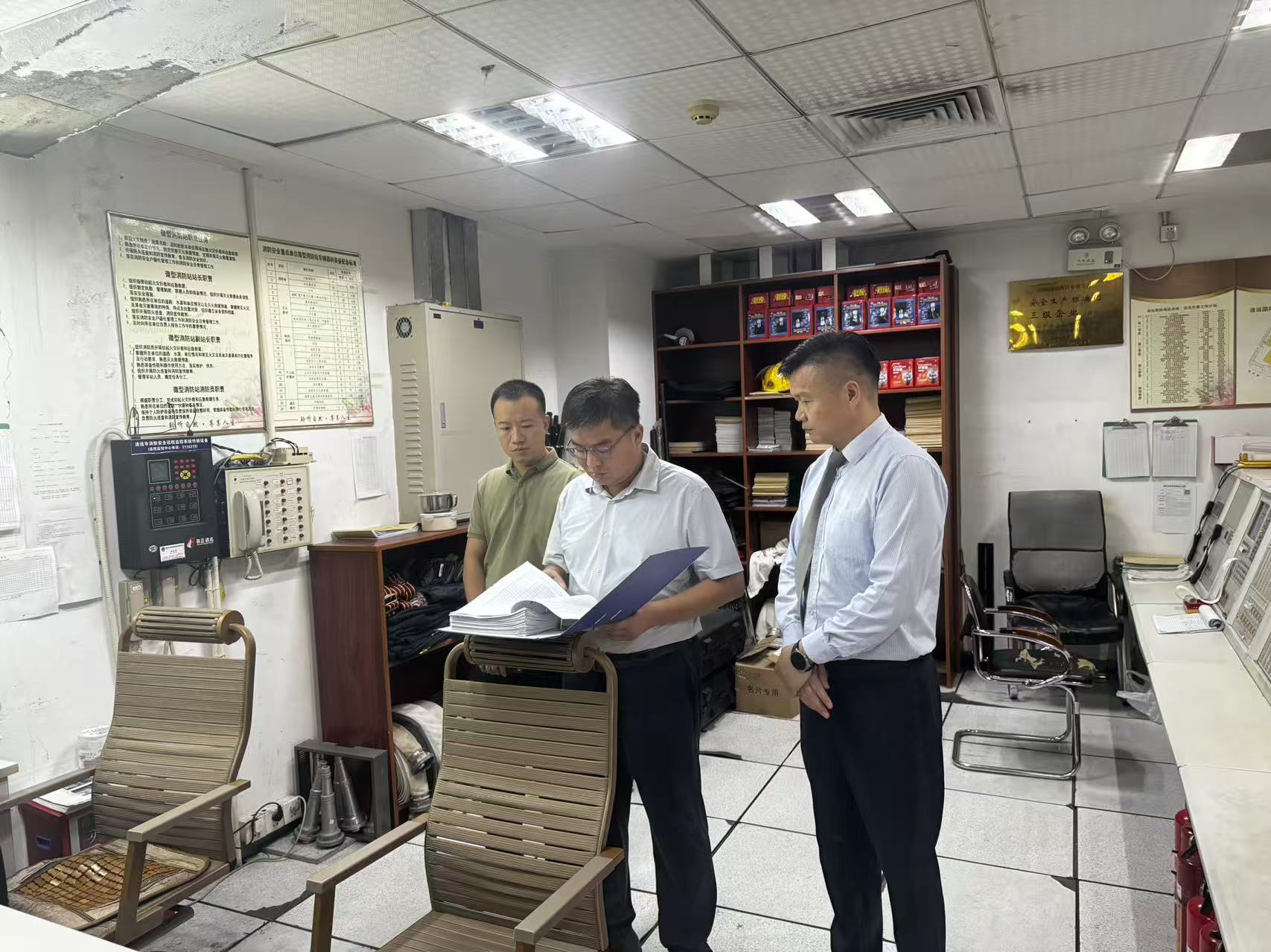 【麻煩優(yōu)先放這張】圖注：東城街道黨工委書記劉曉鋒率隊深入轄區(qū)重點場所，現(xiàn)場查閱安全生產(chǎn)及消防安全臺賬資料。.jpg