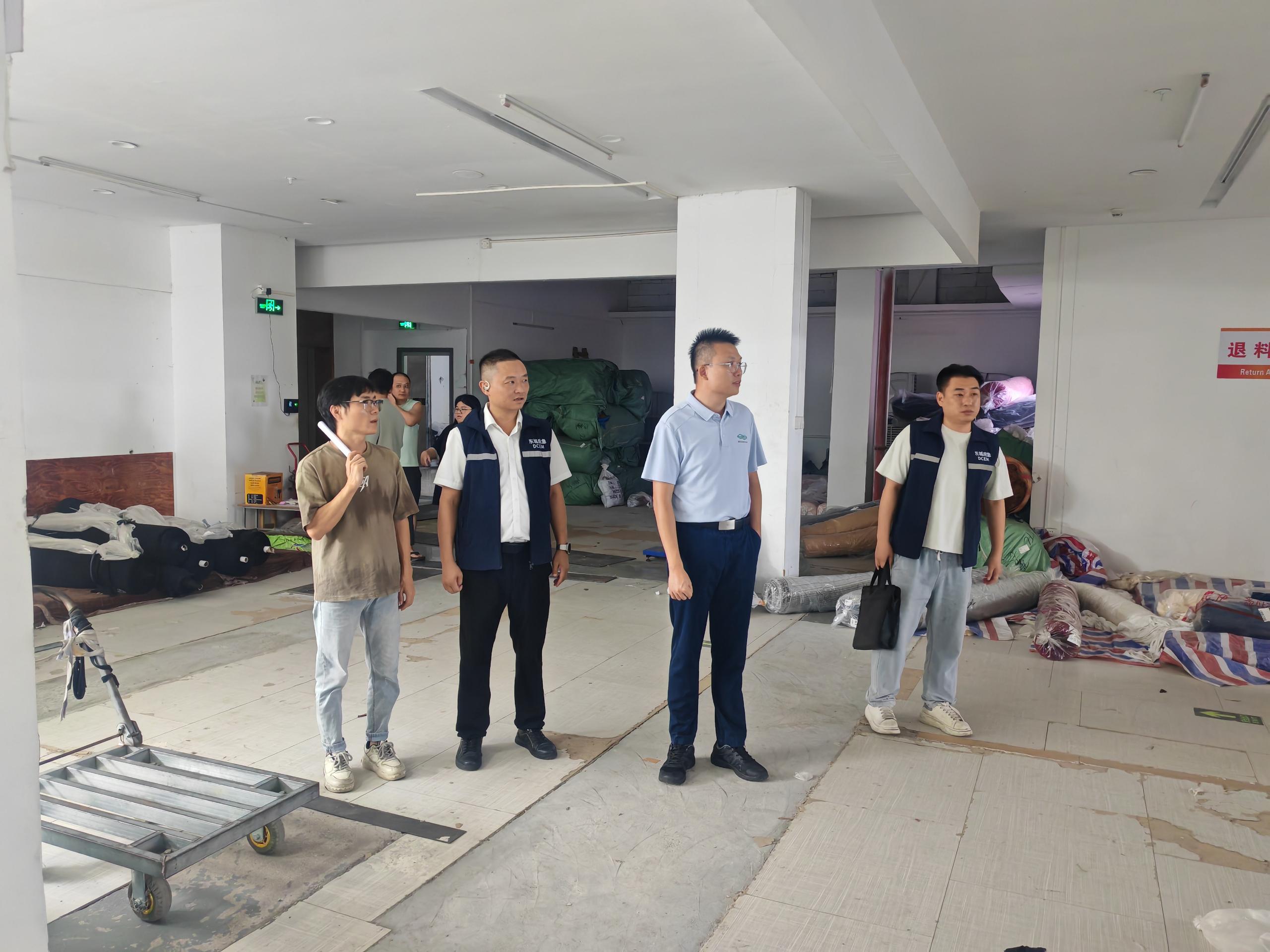 圖注：東城街道黨工委副書記、辦事處主任謝康棣率隊深入轄區(qū)企業(yè)生產(chǎn)車間、倉庫，開展安全生產(chǎn)和消防安全夜查。.jpg