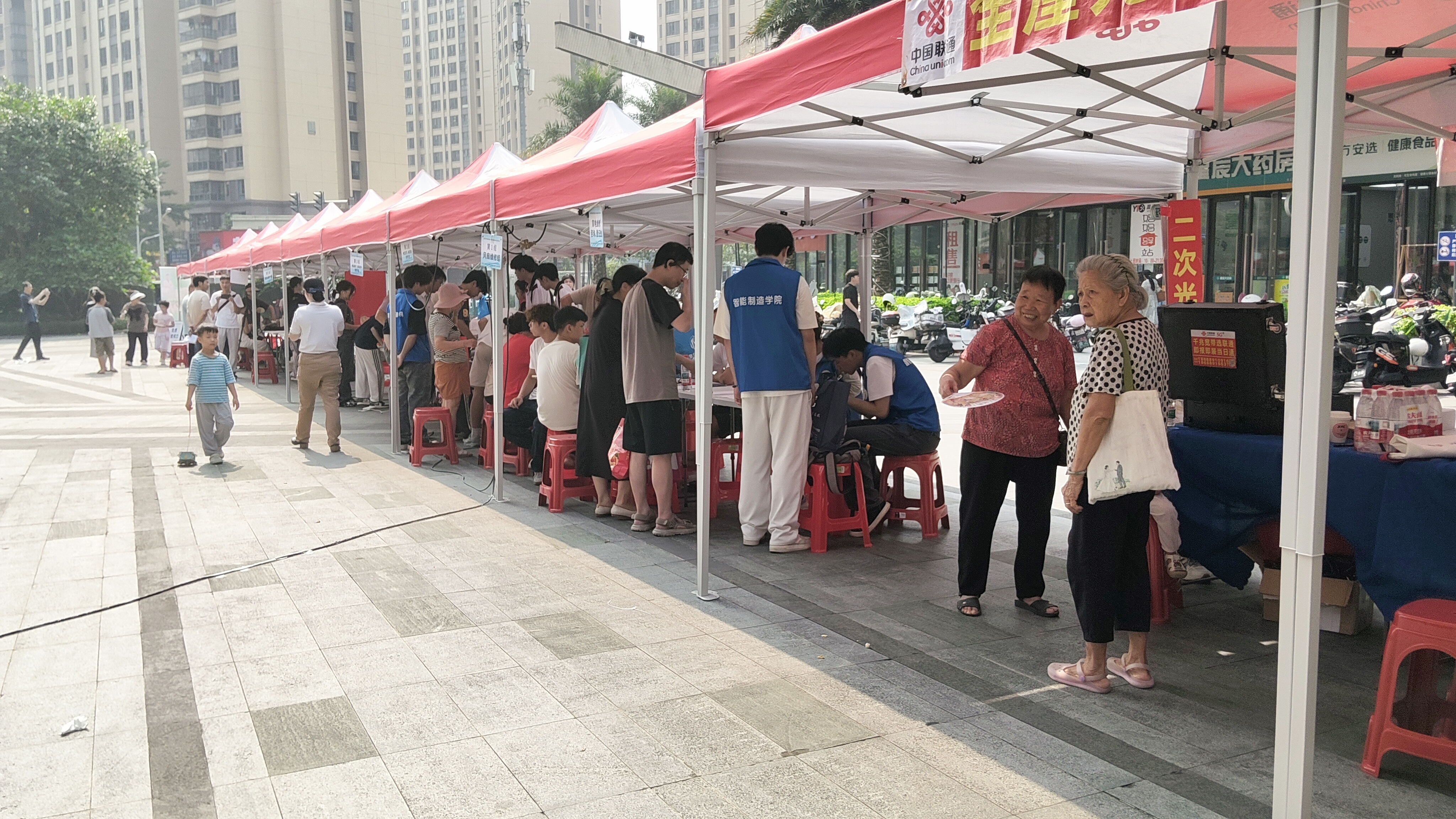 便民服務(wù)零距離 暖心惠民進鄰里——清飛社區(qū)開展大型公益志愿服務(wù)活動.png